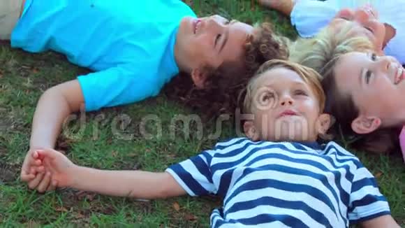 孩子们躺在草地上微笑视频的预览图