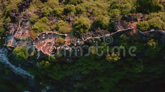 著名的龙像和越南忍者神洞的空中镜头视频的预览图