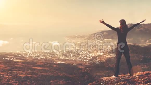 站在山顶上的年轻女子侧影挽着手臂视频的预览图