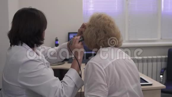 医学专业人员测试成年女性的耳朵视频的预览图