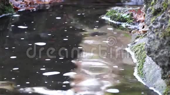 泡沫水河流小溪视频的预览图