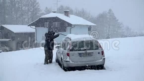 清理汽车屋顶上的积雪视频的预览图