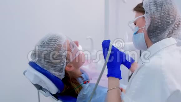 牙科保健员牙科医生在口腔科做超声波洁牙视频的预览图