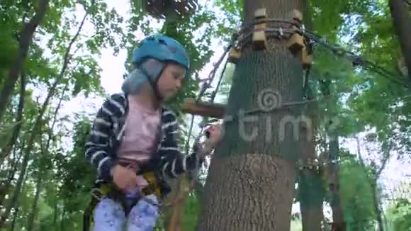 绳冒险公园和女孩视频的预览图