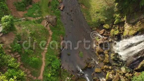 4K航空无人机镜头惊人的瀑布景观在巴厘岛的丛林雨林中的日落时间视频的预览图