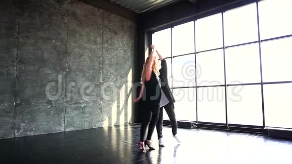 热舞两位专业舞者视频的预览图