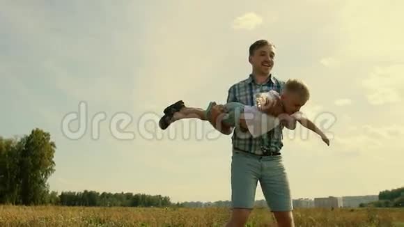 激动的父亲把他快乐的小儿子抱在怀里视频的预览图