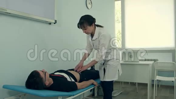 女性医生做男性病人腹部检查视频的预览图