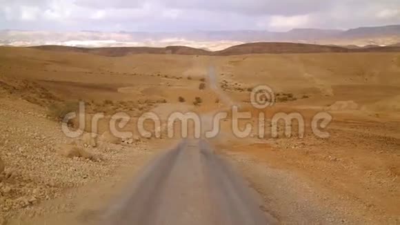 沙漠景观中的越野视频的预览图