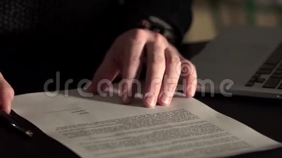 男人的手特写镜头在协议上留下签名视频的预览图