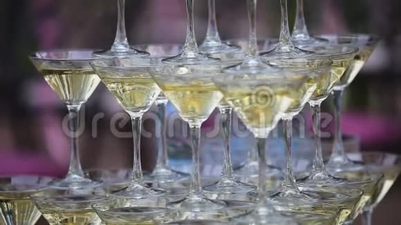 派对上一座塔中的香槟酒杯视频的预览图