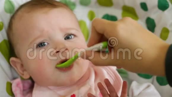 婴儿吃水果的第一餐视频的预览图