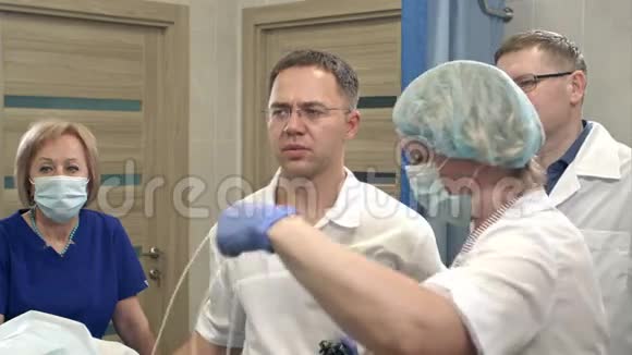 护士管理现代内窥镜的男医生视频的预览图