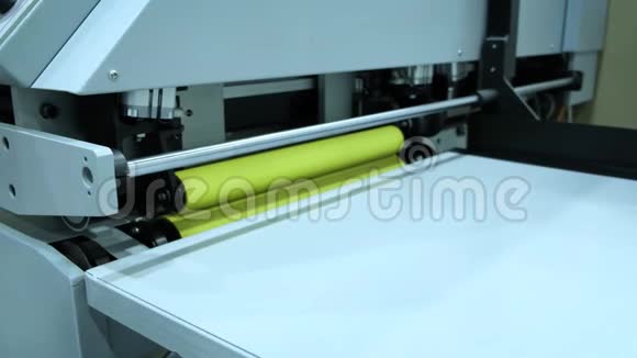 一台数控机床切割和评分瓦楞纸箱纸板厂视频的预览图