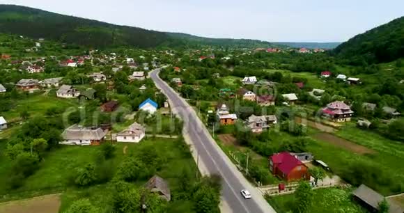 美丽的鸟瞰高地的道路视频的预览图