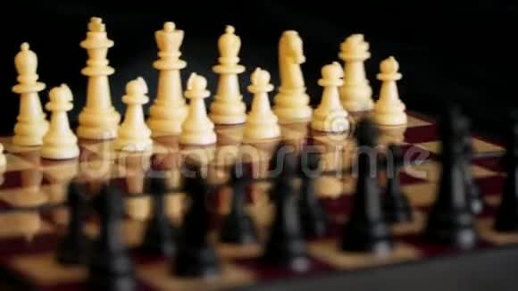 象棋在黑色背景下旋转视频的预览图