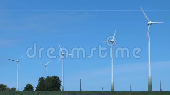 在和平的日子里风力涡轮机视频的预览图