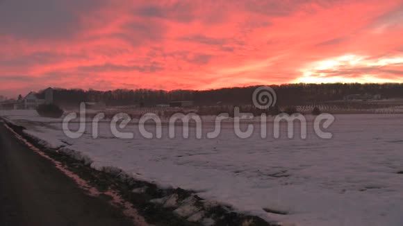 充满活力的夕阳笼罩着农场视频的预览图