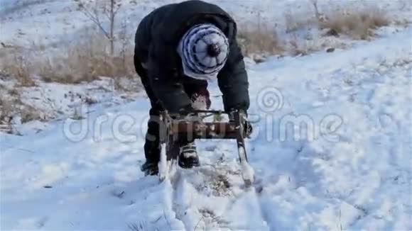 雪橇上的冬天视频的预览图