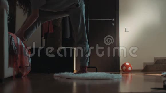 客厅里的年轻灵活的女人滑倒在地毯上不小心劈开了视频的预览图