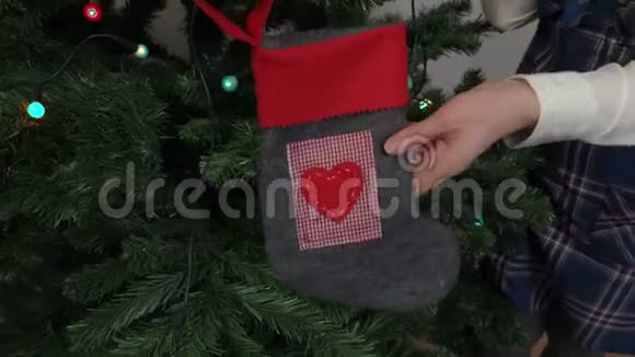 圣诞树附近有圣诞袜子和智能手机的女人视频的预览图
