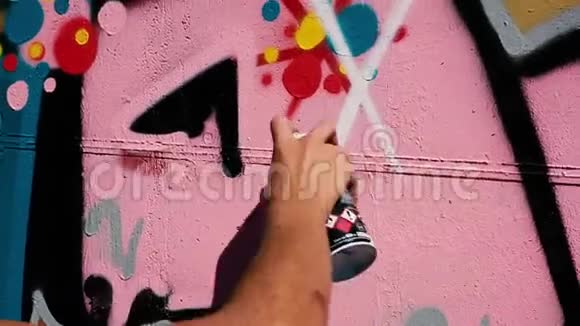 喷罐粉刷墙面视频的预览图
