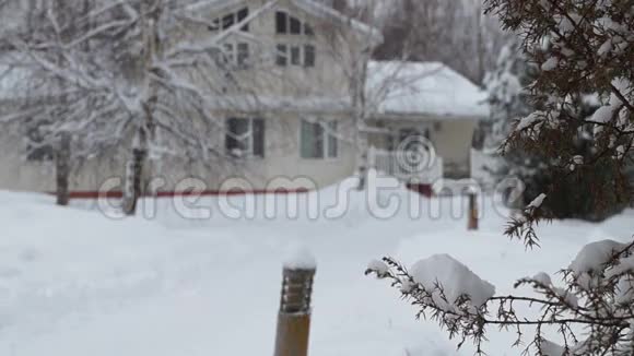 郊区住宅的冬季景观视频的预览图