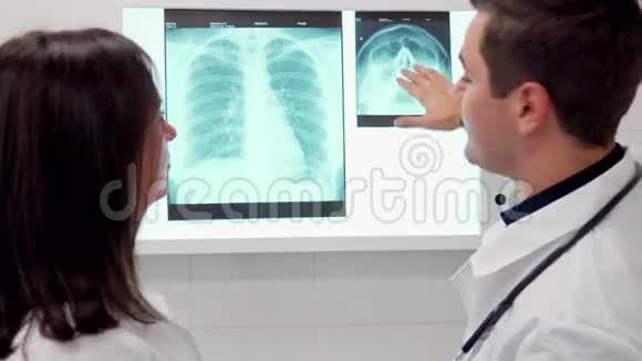 男医生给他的女同事做了X光诊断视频的预览图