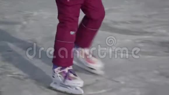 小女孩笑着在冰上溜冰视频的预览图
