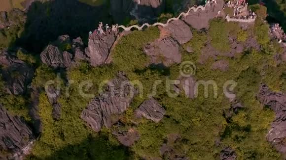 著名的龙像和越南忍者神洞的空中镜头视频的预览图
