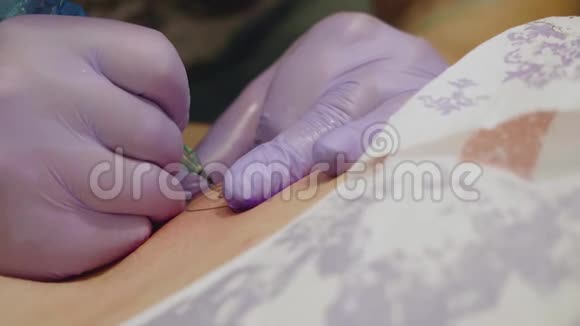 使用纹身机关闭纹身大师手纹身客户端的VIIW视频的预览图
