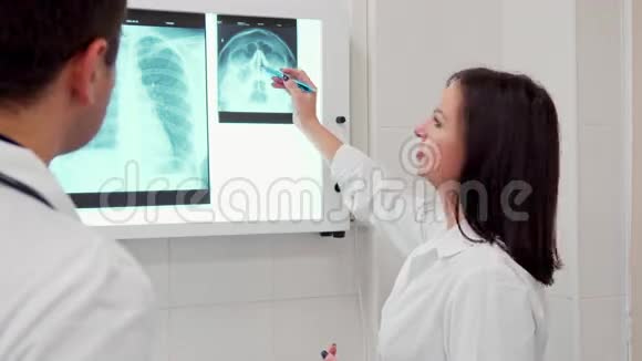 女医生用铅笔在人的头部X线上视频的预览图