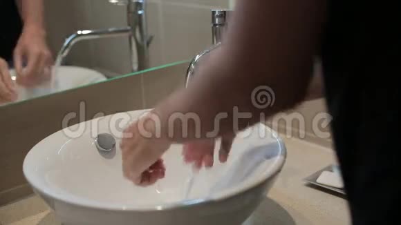 他在水槽里洗手视频的预览图