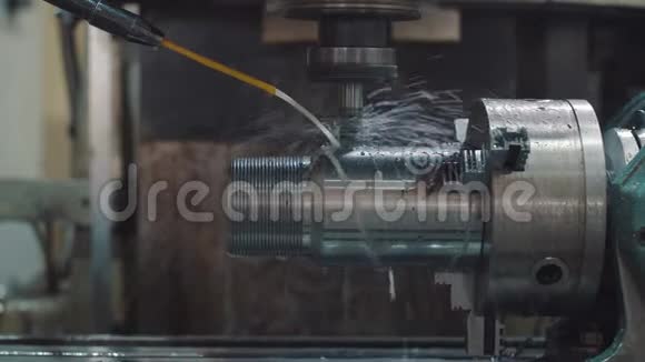 工厂上的数控钻床视频的预览图