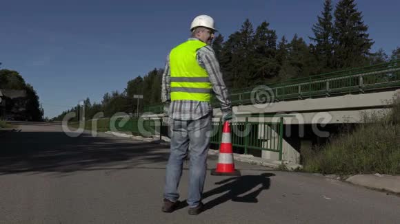 道路施工工人把交通锥放在公路上然后走开视频的预览图