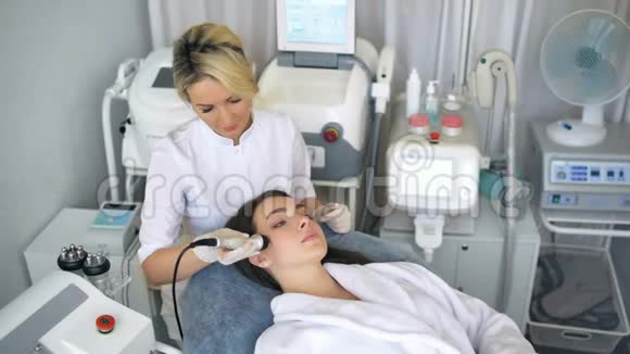 年轻女子在美容院接受无线电升降术视频的预览图