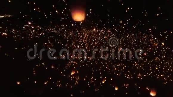 数百只明亮的中国纸灯笼在夜空中缓缓飘浮视频的预览图