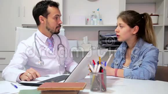 喉咙痛感冒的少女住院男医生视频的预览图