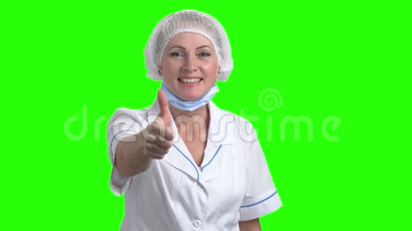 快乐的医务工作者伸出大拇指视频的预览图