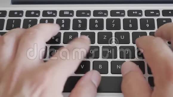 关闭键盘上的打字手视频的预览图