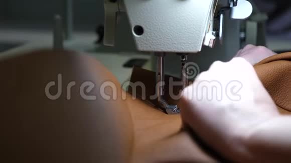 两针缝纫机快速上下移动特写缝制人造皮革的过程针视频的预览图