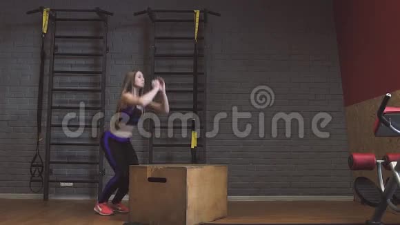 女运动员在健身房做跳箱子视频的预览图