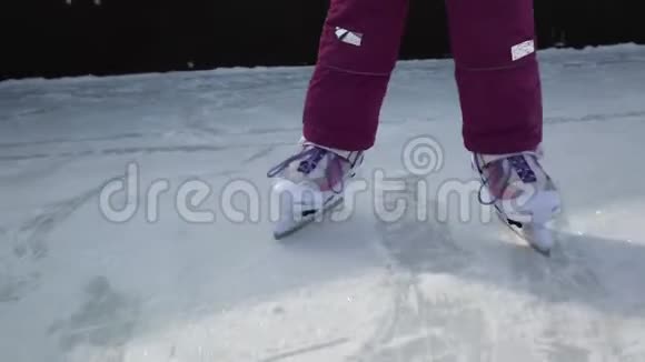 小女孩笑着在冰上溜冰视频的预览图