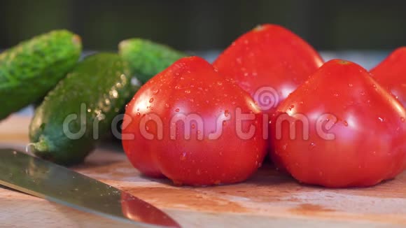 蔬菜西红柿和黄瓜上面有洋葱视频的预览图