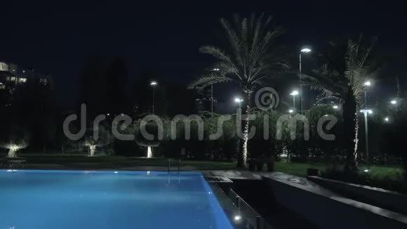 室外游泳池夜景视频的预览图