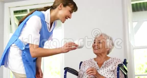 护士给成熟的女人送杯视频的预览图