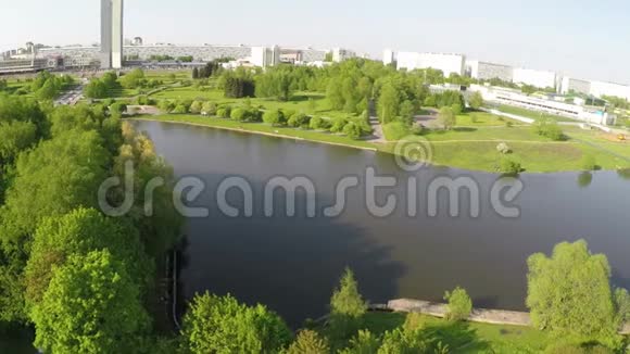 带河流和绿色公园的城市鸟瞰图莫斯科视频的预览图