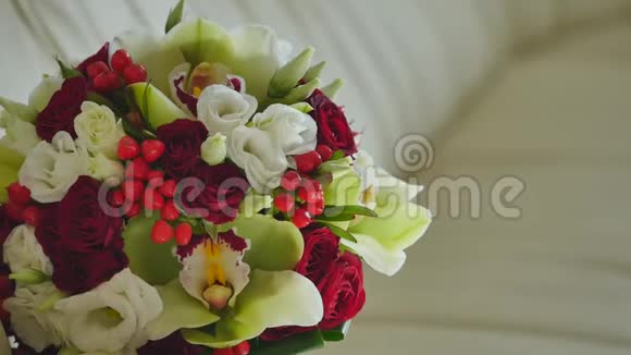 婚礼的鲜花花束躺在沙发上婚礼新娘花束视频的预览图