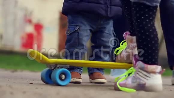 孩子们玩滑板试着骑孩子们在户外玩得开心视频的预览图