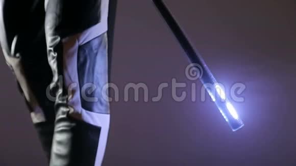 男人手里拿着一根LED棒发光二极管手指中的光从底部移动到顶部领秀第一部分视频的预览图